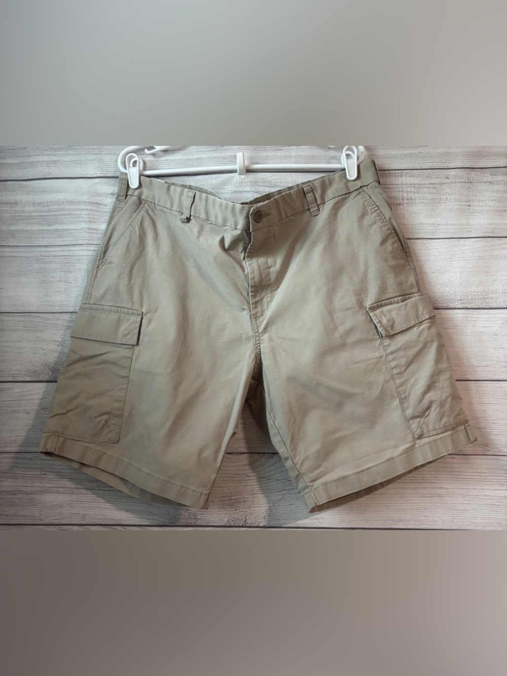 Dockers men’s beige cargo shorts, Size 40